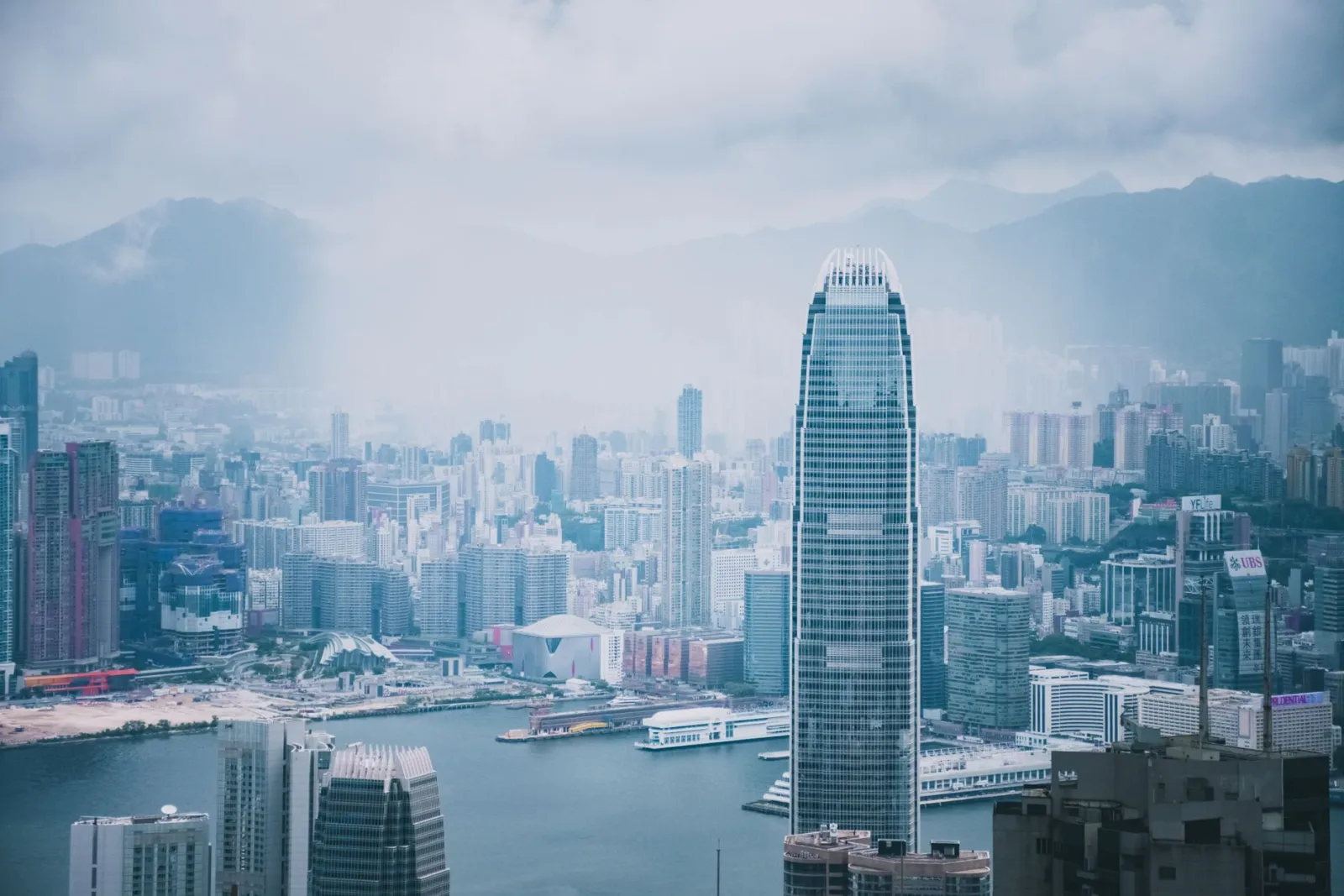 Hong Kong SFC VATP licence shown as one application splitting into AMLO and SFO licences, with a separate HKMA stablecoin badge